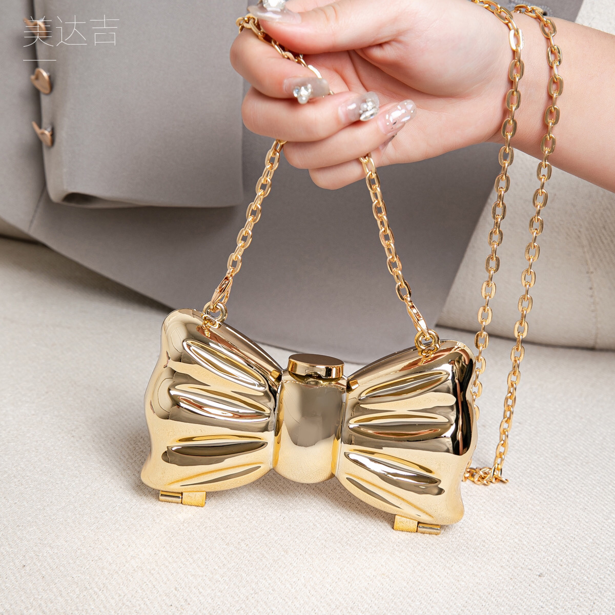 Glanzende gouden metalen strik - Luxury Bags Mini recensie en prijs